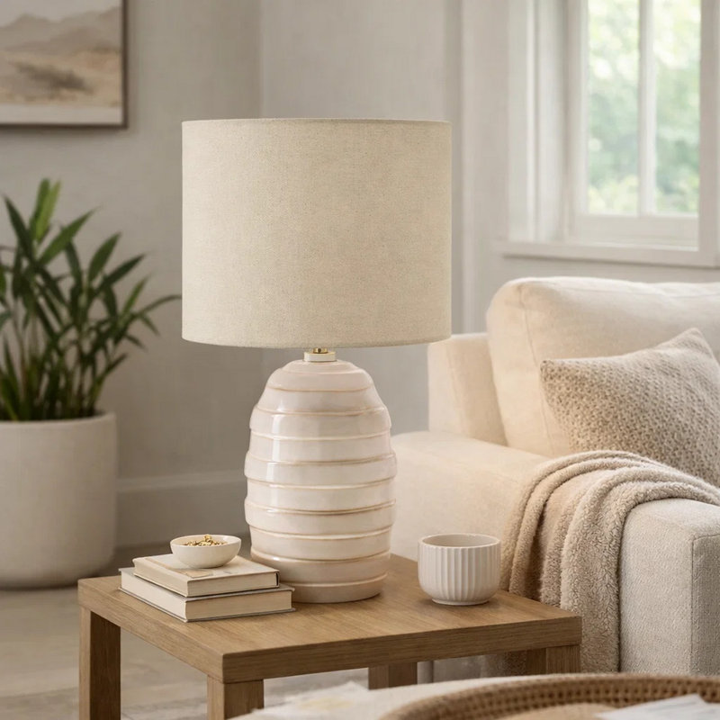 Lampe de table Lena, base en céramique de ruche ivoire, abat-jour tambour beige, 17 po, Ivoire ivoire