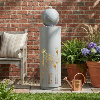 Fontaine d'extérieur découpée en métal gris clair de 34,25 po de hauteur avec lumières DEL et surface sphérique autoportante moderne pour la décoration du jardin