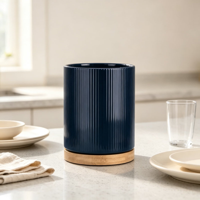 Porte-ustensiles de cuisine rotatif à 360 degrés pour comptoir, pot à ustensiles en céramique avec base en bois rotative, organisateur robuste pour les ustensiles de cuisine et les essentiels de cuisson, cadeau de maison élégant pour la pendaison de crémaillère