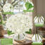 Fleurs d'hortensia artificielles dans un vase en verre avec de l'eau artificielle pour le bureau de mariage