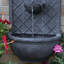 Fontaine murale d'extérieur solaire en polystone résistante aux intempéries Lutton - Plomb-6038979
