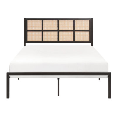Lit oriental à structure en métal, tête de lit et finition en faux canne pour une ambiance de chambre à coucher relaxante