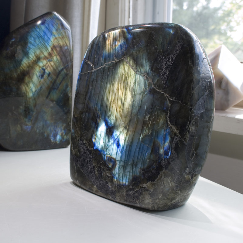 Grande sculpture en labradorite irisée Emilijana