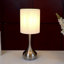  Lampe de table moderne 17,3 po avec abat-jour en tissu blanc et base en métal chromé, douille E26