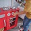 Cuisine de jeu rétro en bois avec machine à glaçons et téléphone pour jouer-15430923