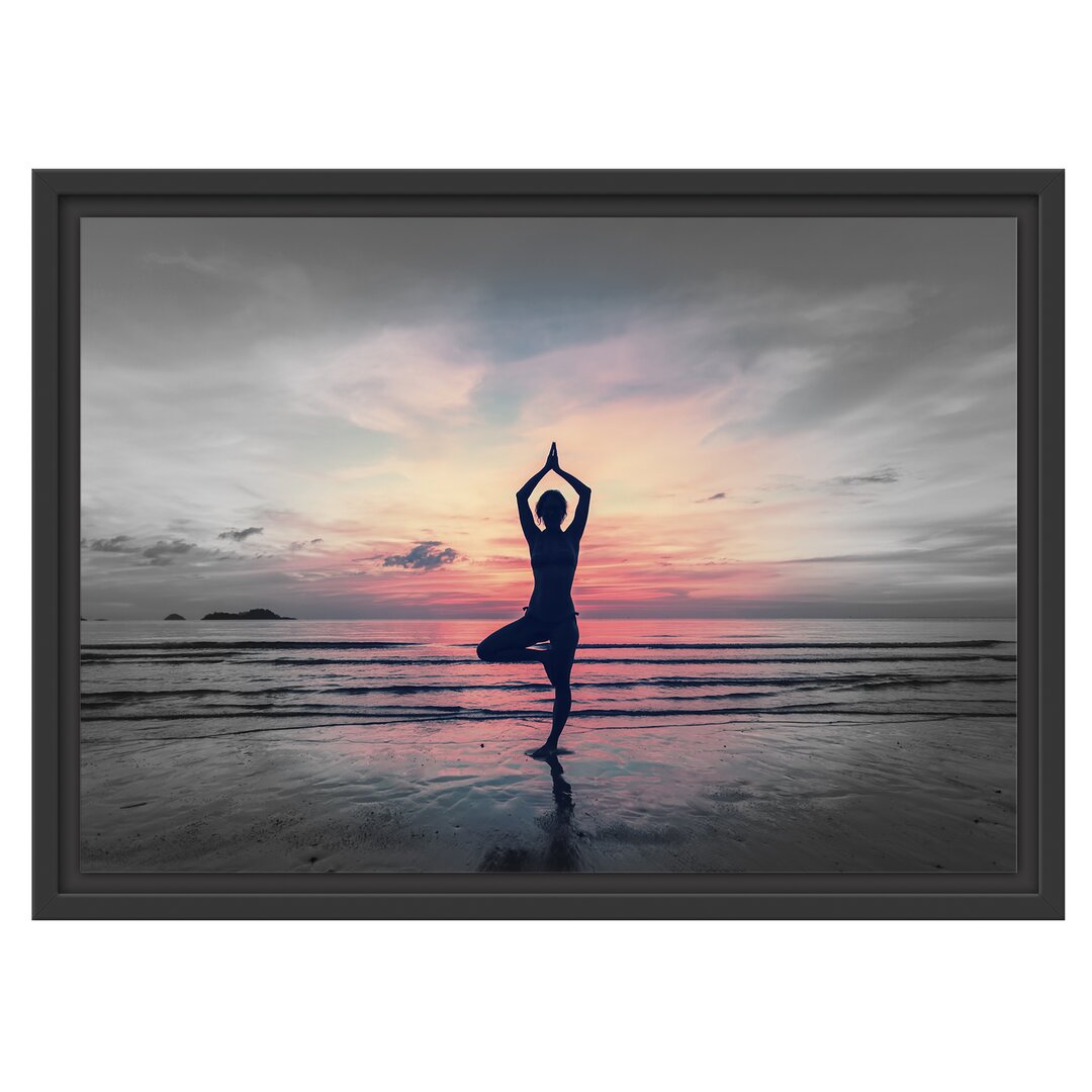 Yoga am Strand Gerahmter Kunstdruck