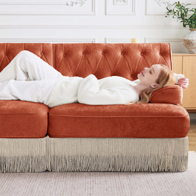 Tissu en velours en forme de L adapté aux animaux de compagnie, canapé de style Chesterfield, jupe à pampille, accoudoirs carrés légèrement incurvés, combinaison libre, conception ergonomique, pour les salons, aires de repos, chambre à coucher