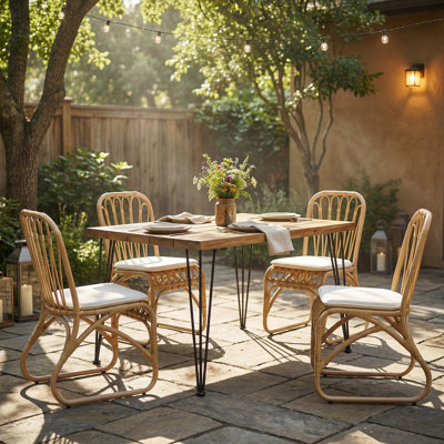 Ensemble de salle à manger d'extérieur 5 pièces pour 4 personnes, table carrée avec plateau en bois d'acacia et chaises en rotin, ensemble de meubles modernes de 32,5 po pour patio, terrasse, cour arrière, porche, teck et jaune