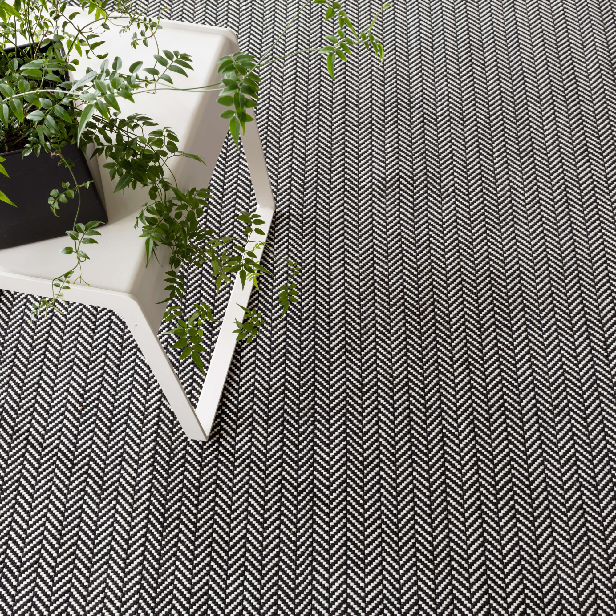 Herringbone Pearl Handwoven Indoor/Outdoor Rug, Rectangle 3' x 5', Black/Ivory