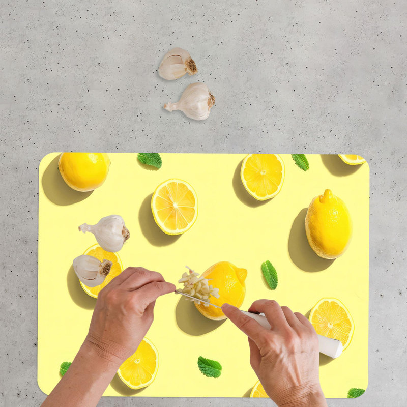 Planche à découper moderne en verre jaune avec motif citron et fruits, idéale pour la pendaison de crémaillère et les cadeaux personnalisés