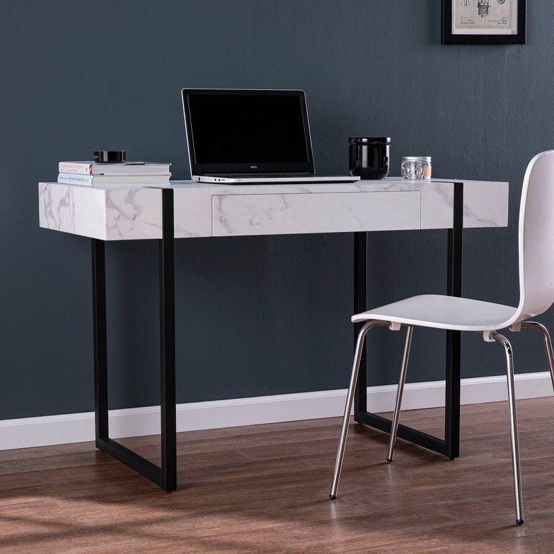 Bureau moderne en faux marbre