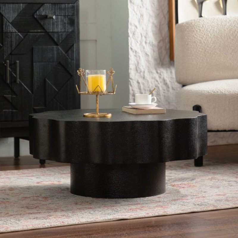 Table basse festonnée noire: forme unique à bord ondulé, pièce centrale élégante pour les espaces élégants.