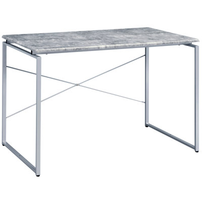 Bureau gris et argent de style industriel, plateau rectangulaire en bois, piètement traîneau en métal argenté, structure robuste.