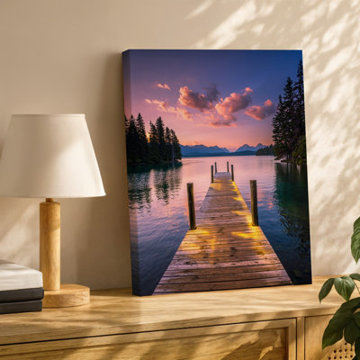 Toile, scène sereine au bord du lac au coucher du soleil, avec un quai en bois vieilli se prolongeant dans des eaux calmes