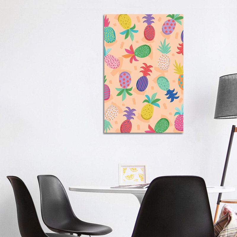 «Tween Like Fun I» par Lisa White boutons - peinture sur toile tendue, H 40 po x l 26 po x P 1,5 po
