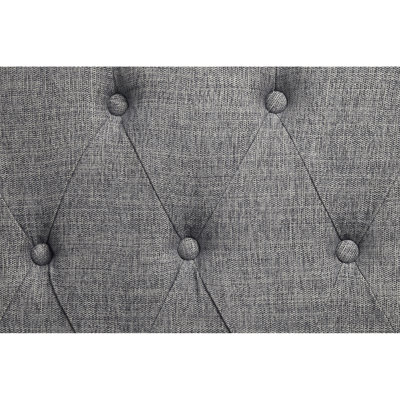 Tissu gris avec finition blanc antique, siège à ressorts ensachés, 3 coussins, dossier serré, coussins amovibles, accoudoirs et pieds en bois, capitonnage à boutons épais de 7 po, espace au sol de 6 po, poids de 440 lb