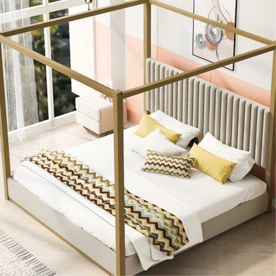 Lit à baldaquin tapissier très grand beige avec cadre et tête de lit en métal, 4 affiches pour suspendre les lumières, en bois massif, matériau en velours, tête de lit plateforme à assemblage simple et rembourrée de mousse