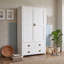 Armoire de cuisine autoportante haute avec casier à vin, tablettes de porte, étagères réglables, tiroirs de rangement et portes à fermeture amortie.-394687452