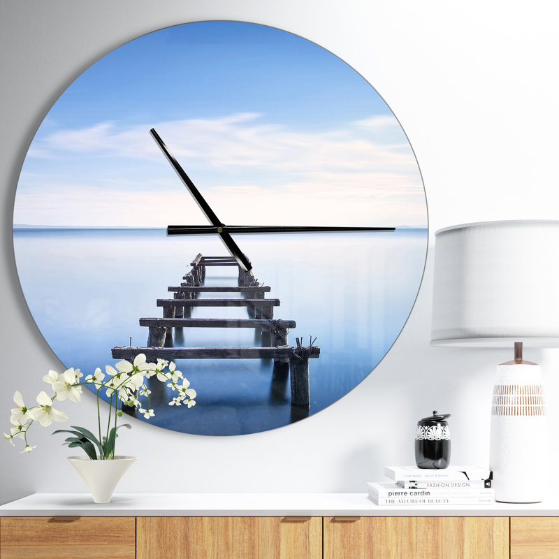 Jetty Remains in Blue Lake - Horloge murale moderne, Moyen