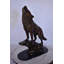 Statue de loup hurlant au bord d'une falaise - Taille: L 9 po x l 20 po x H 26 po.