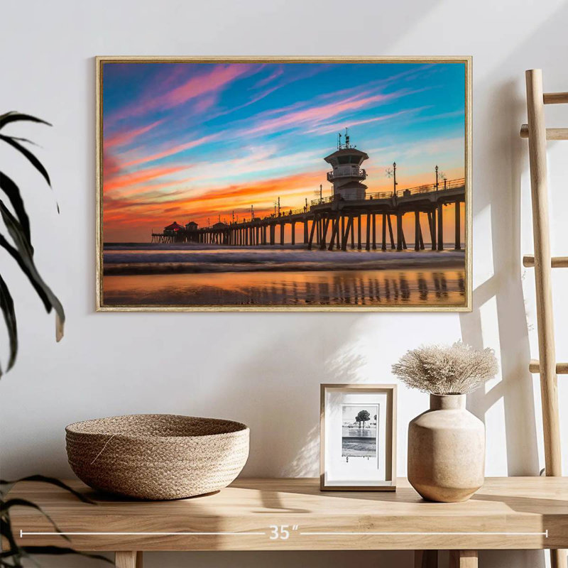 California Beach Dock au coucher du soleil, 25 po x 17 po, Cadre flottant en bois naturel