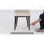 Chaise rembourrée en bois massif avec tissu doux-146253733