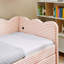 Lit de jour Cozy Gingham avec deux tiroirs de rangement, port USB et adorable tissu en forme de vague-499321393-499321400