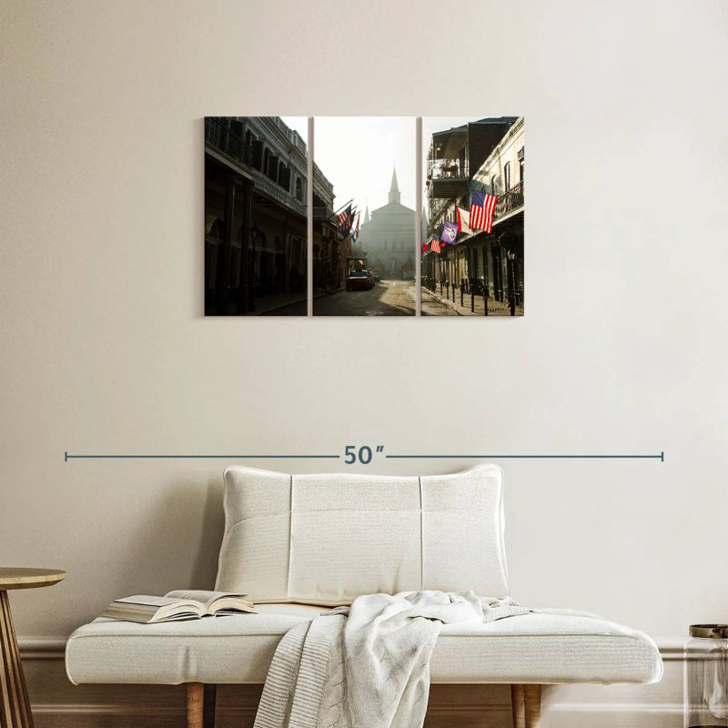 Rue Sebbie dans le quartier français, H 20 po x l 33 po