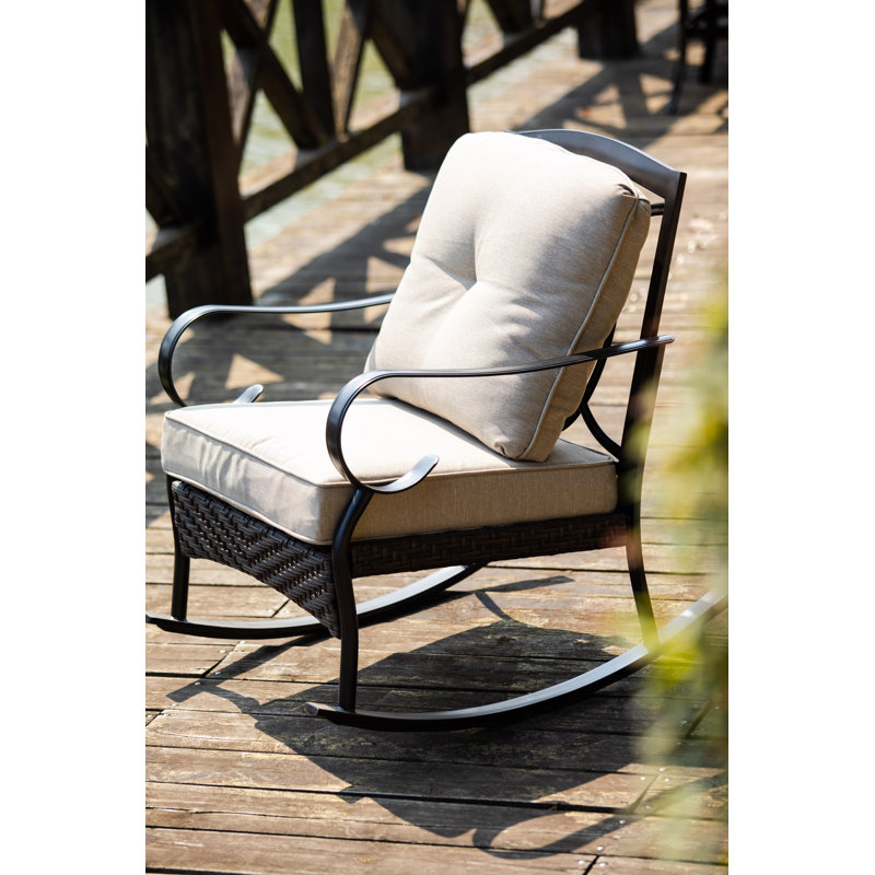 Chaise berçante de patio avec coussins