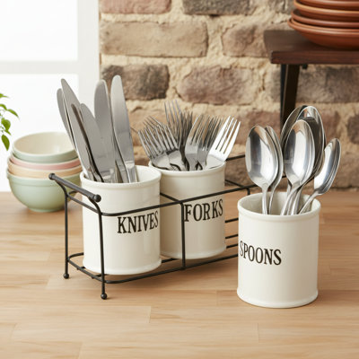 Un ensemble de trois couverts en céramique blanche avec un support en métal noir. Convient pour ranger des couverts tels que des couteaux et des fourchettes. Parfait pour les tables de salle à manger, les armoires et les garde-manger.
