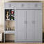 Grand lit mural gris, avec tablette supérieure, tablettes latérales intégrées et bureau, armoire de rangement intelligente, couleur grise, solution confortable