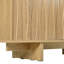 Meuble télé de style rétro en bois veiné avec porte ondulée pour téléviseurs jusqu'à 75 pouces, console multimédia rustique avec grand espace de rangement, meuble télé robuste avec gestion des câbles pour salon, finition naturelle