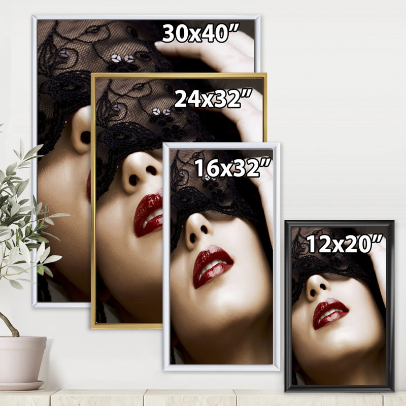 Portrait d'une femme moderne avec un masque - Photographie sur toile, Toile encadrée d'or, H 20 po x l 12 po x P 1po