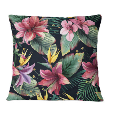 Coussin décoratif imprimé fleurs tropicales et feuilles sur fond noir foncé
