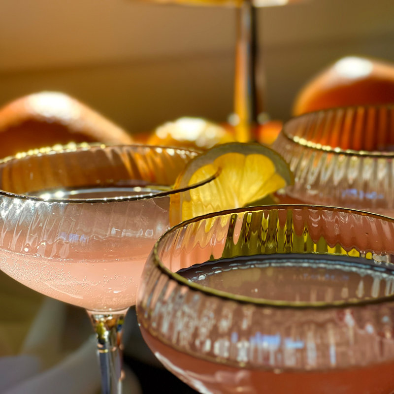 Verres à vin à bordure dorée