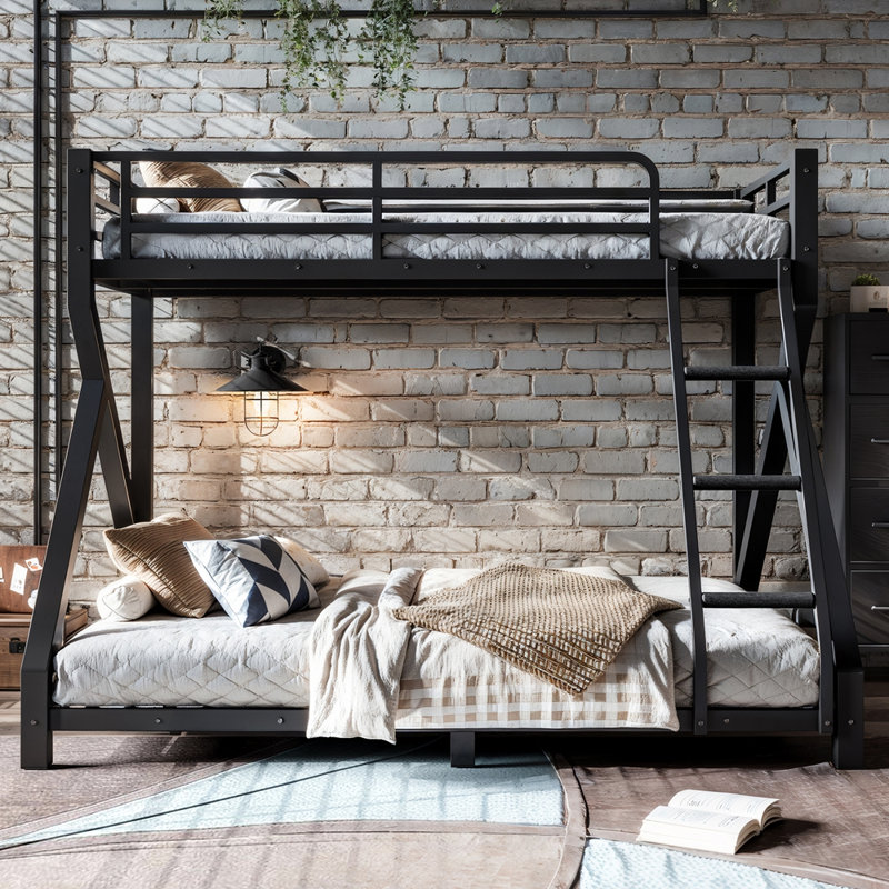 Lit simple superposé au dessus d'un lit double avec échelles,  Simple sur double