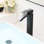 Robinet de salle de bain noir à poignée simple - Conception géométrique et facile à nettoyer pour les lavabos commerciaux en alliage d'aluminium de conception moderne-121697294