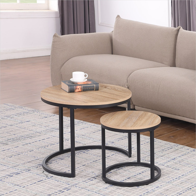 Duo de tables basses gigognes en chêne avec un design compact et un style industriel moderne