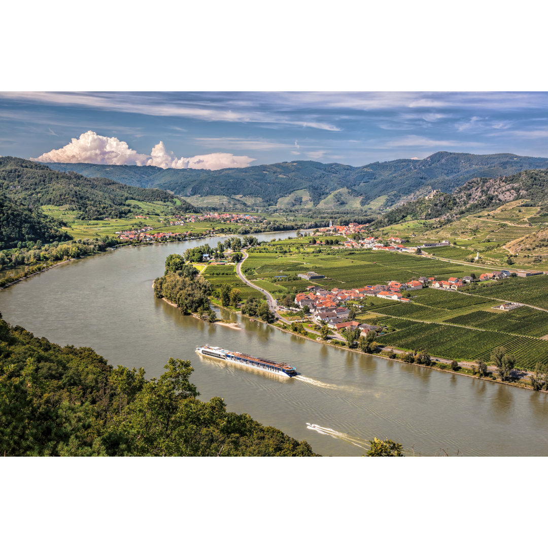 Panorama der Wachau (Unesco Weltkulturerbe) mit Schiff auf der Donau vor dem Dorf Dürnstein in Niederösterreich, Österre...