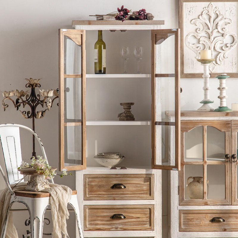Blanc + bois massif brun + vitrines en verre