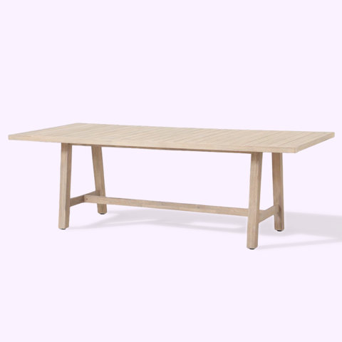 Table à manger d'extérieur rectangulaire en bois.