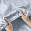 Très grand drap de satin bleu très grand - 6 pièces, froissé, lisse et soyeux, comprend 1 plat, 4 taies d'oreiller ajustées à texture soyeuse, convient aux matelas de 16 po, drap plat,