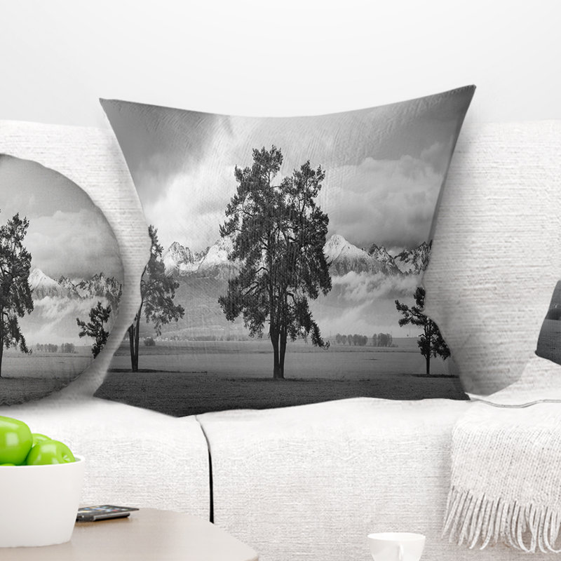 Coussin paysage avec trois arbres devant les montagnes, 16 po x 1 po, Coussin décoratif