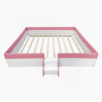Très grande structure de lit de jour rembourrée avec clôture et escalier, parfaite pour le confort et le style des chambres modernes