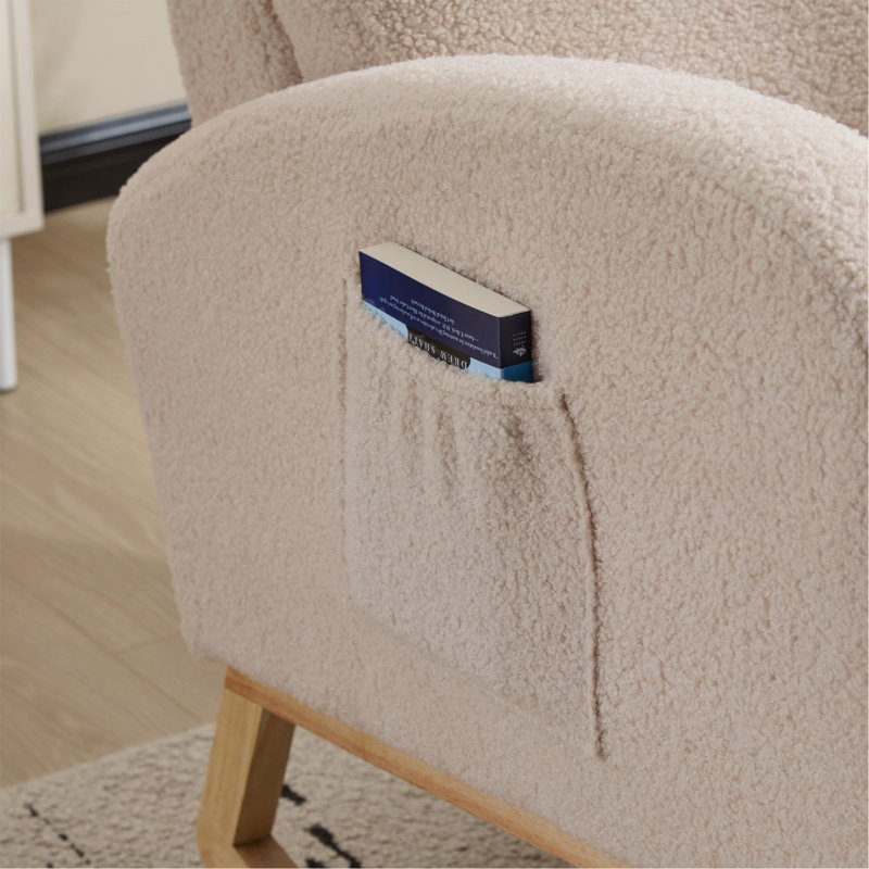 Fauteuil à bascule d'allaitement moderne à dossier haut en molleton doux, fauteuil à bascule ergonomique pour chambre d'enfant avec base incurvée en bois massif et poche latérale, soulage les maux de dos des nouvelles mamans pendant l'allaitement, la sieste post-partum et la détente quotidienne, beige.