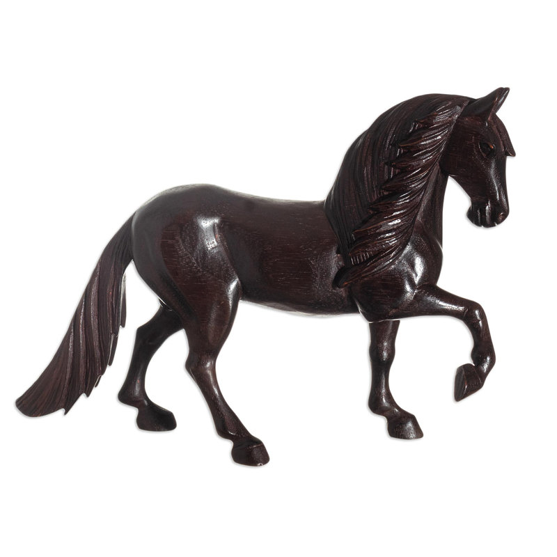 Fière figurine de cheval en cèdre