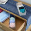 Plateau de rangement étroit pour accessoires de conception mince avec revêtement en tissu doux et cadre robuste-792352278