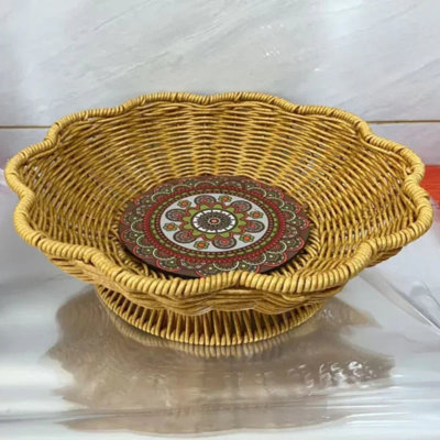 Un plateau de rangement tissé à la main dans une forme de vague haute, avec un motif bohème