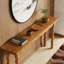 Console en bois avec canapé et table derrière le canapé