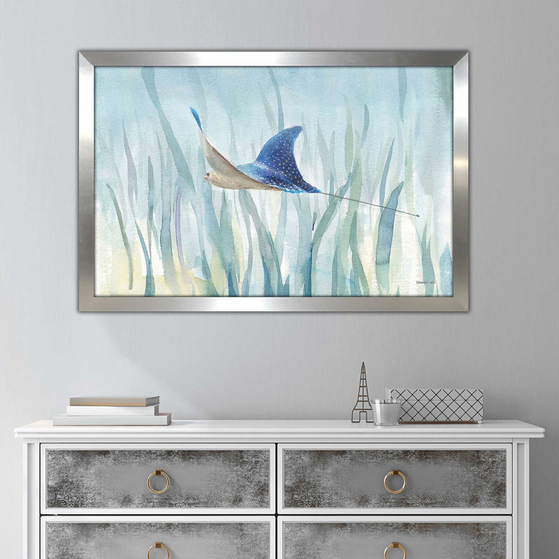«Undersea Ray» par Danhui Nai - Peinture, Encadrement argenté, H 21,5 po x l 27,5 po x P 0,75 po